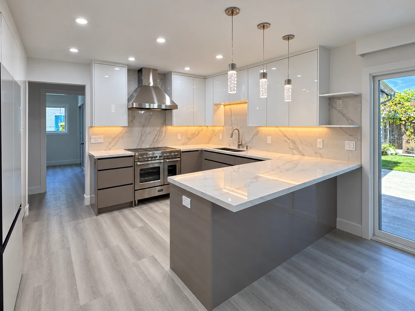 Fully custom kitchen in glossy ALVIC Luxe Blanco and Basalto